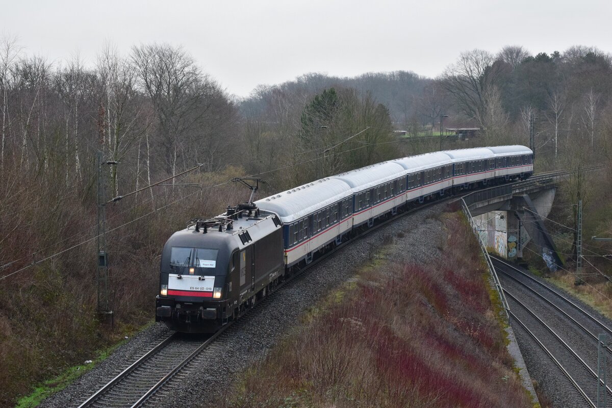 182 514 überquert soeben die Bahnstrecke Dortmund Witten am Abzweig Stockumer Straße auf den Weg nach Hagen. 

Hagen 03.02.2022