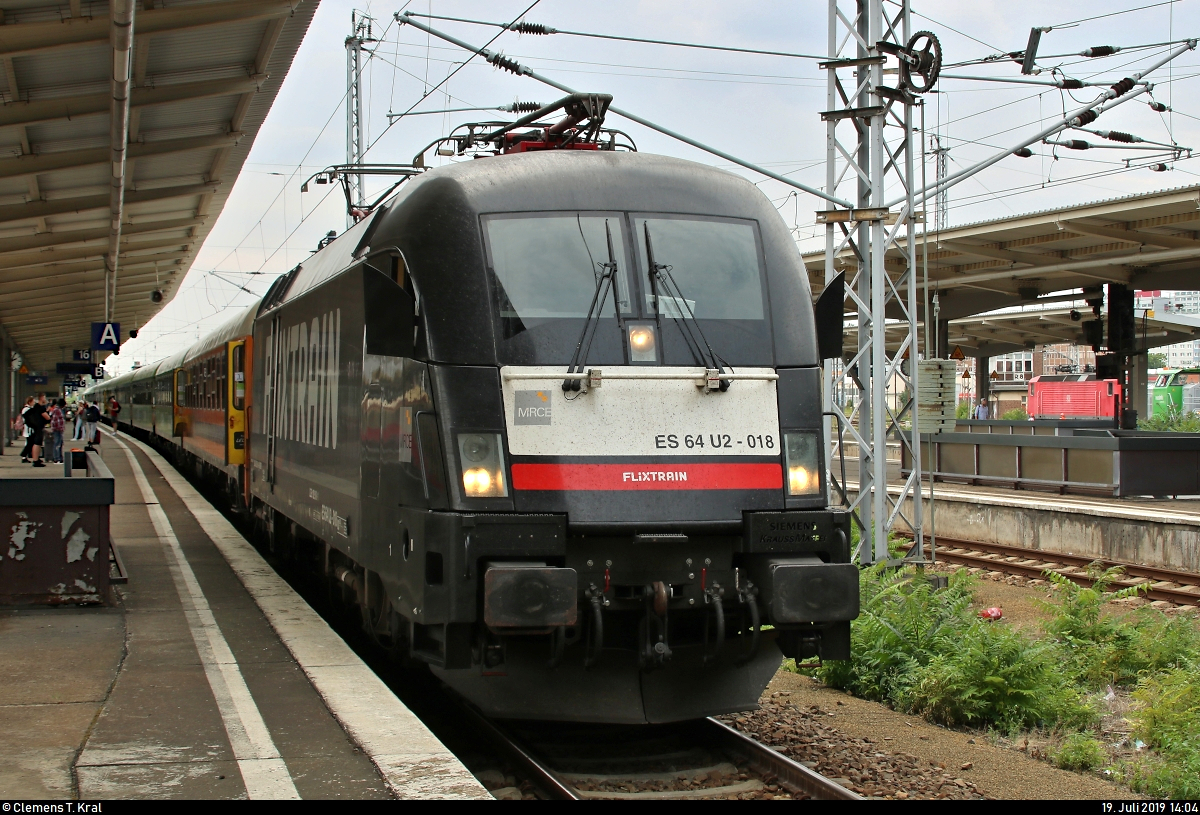 182 518-1 (Siemens ES64U2-018) der Mitsui Rail Capital Europe GmbH (MRCE), vermietet an die LEO Express GmbH, als FLX32623 (FLX 10) nach Stuttgart Hbf steht im Startbahnhof Berlin-Lichtenberg auf Gleis 16.
[19.7.2019 | 14:04 Uhr]