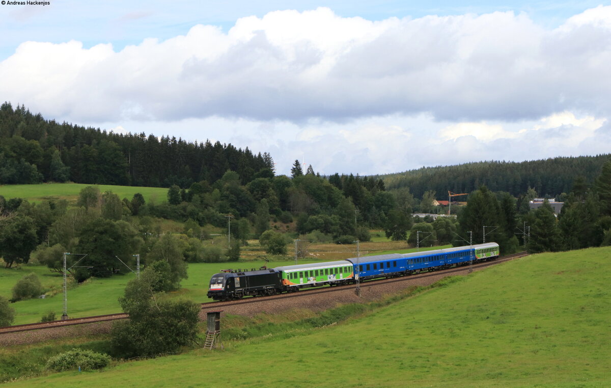 182 518 mit dem DPF 23802 (Gemünden-Radolfzell) bei Stockburg 8.8.21
