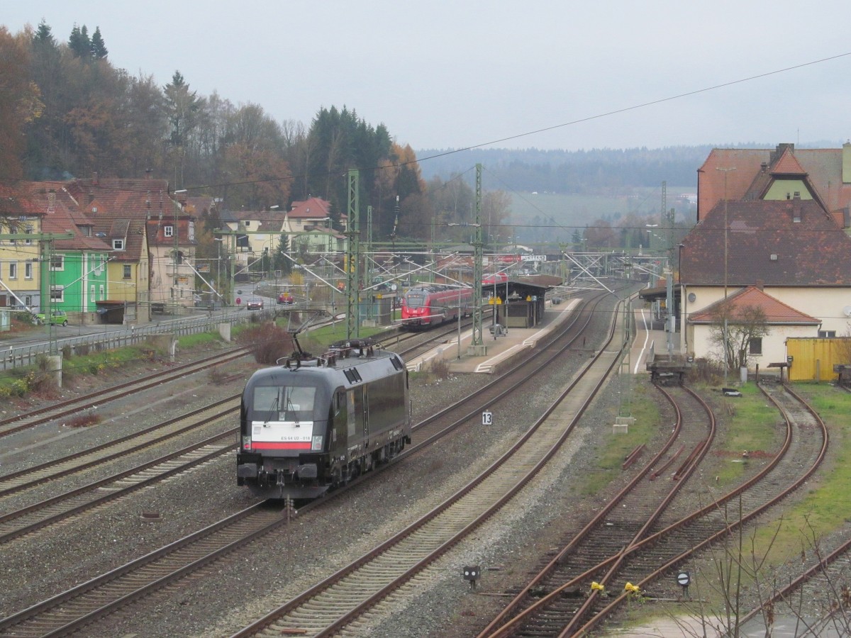 182 518 der MRCE durchf�hrt am 16. November 2013 solo den Bahnhof Kronach in Richtung Pressig.