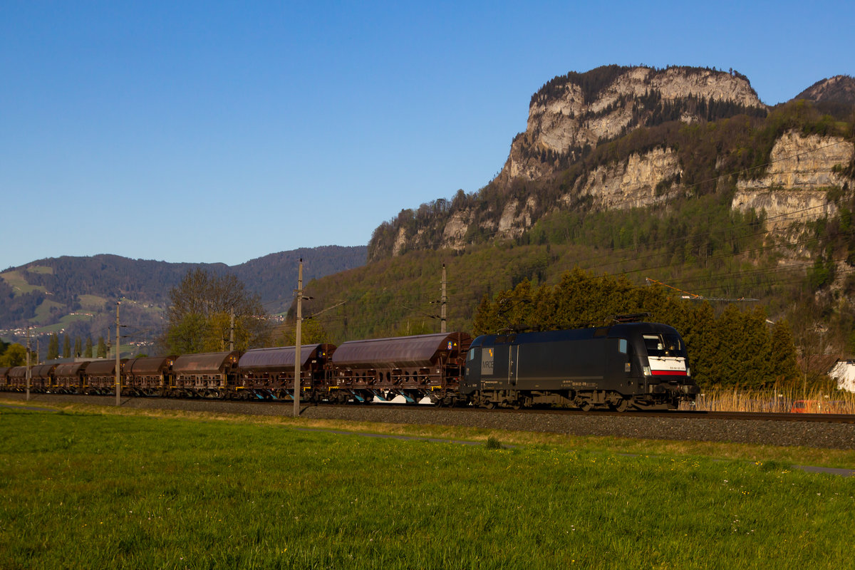 182 519-8 vor der Bergkulisse zwischen Hohenems und Dornbirn. 15.4.20