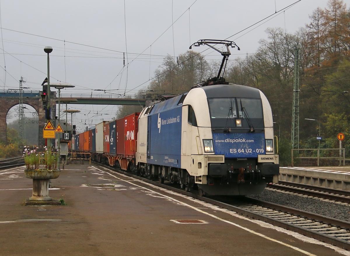 182 519 (ES 64 U2-019) mit Containerzug in Fahrtrichtung Norden. Aufgenommen in Eichenberg am 15.11.2014.