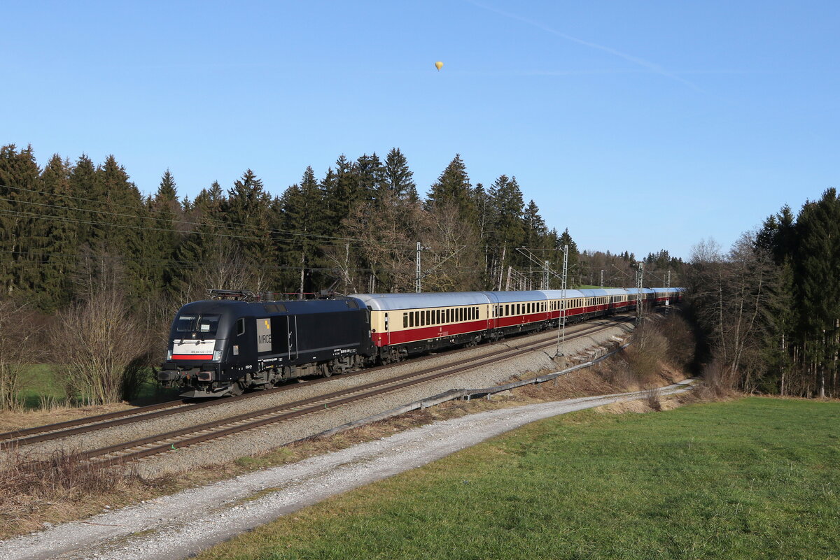 182 519 mit dem  AKE Rheingold  auf der Rückfahrt vom Wörthersee am 2. Januar 2023 bei Sossau im Chiemgau.