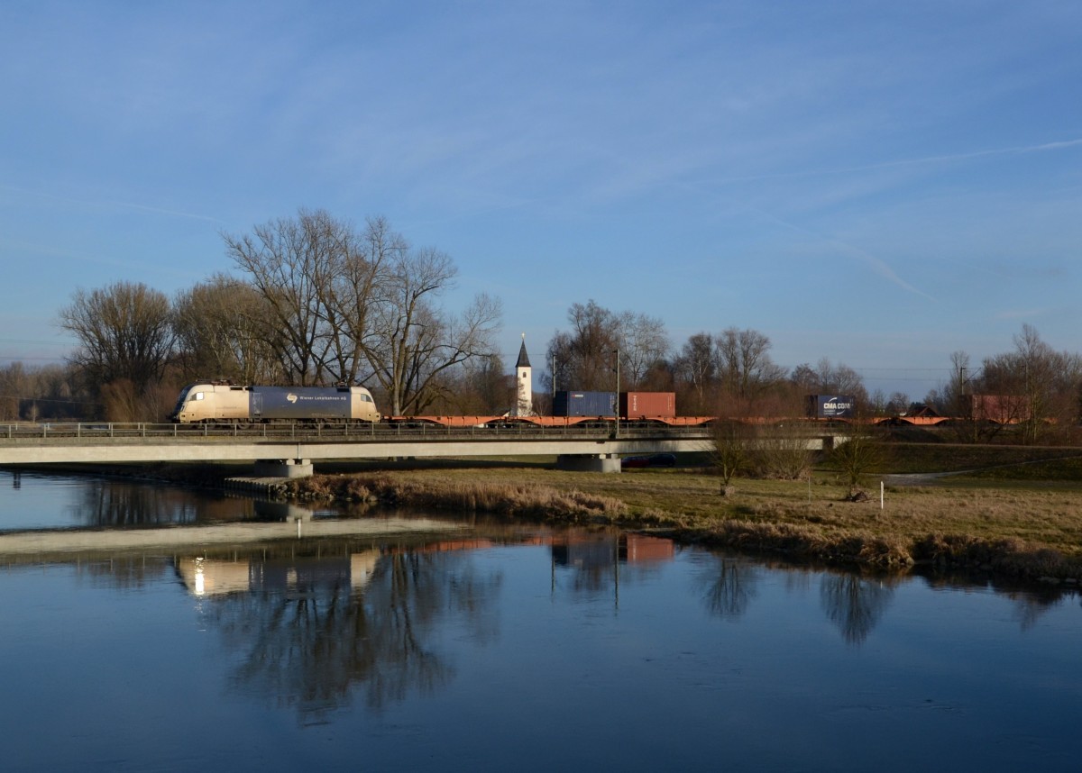182 519 mit einem Containerzug am 12.01.2014 auf der Isarbrcke bei Plattling.