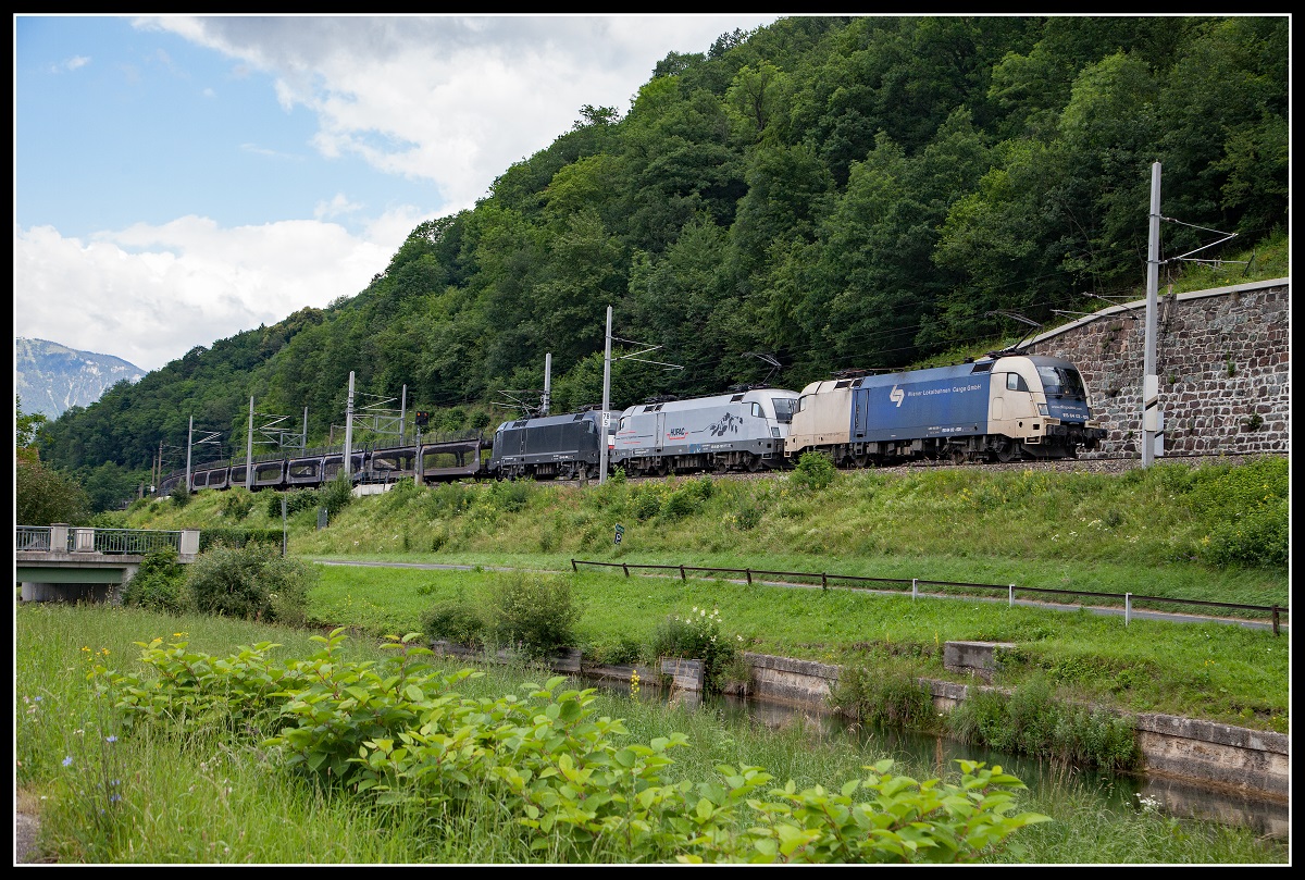 182 520 + 182 602 + 182 568 mit Güterzug bei Schlöglmühl am 26.06.2018.