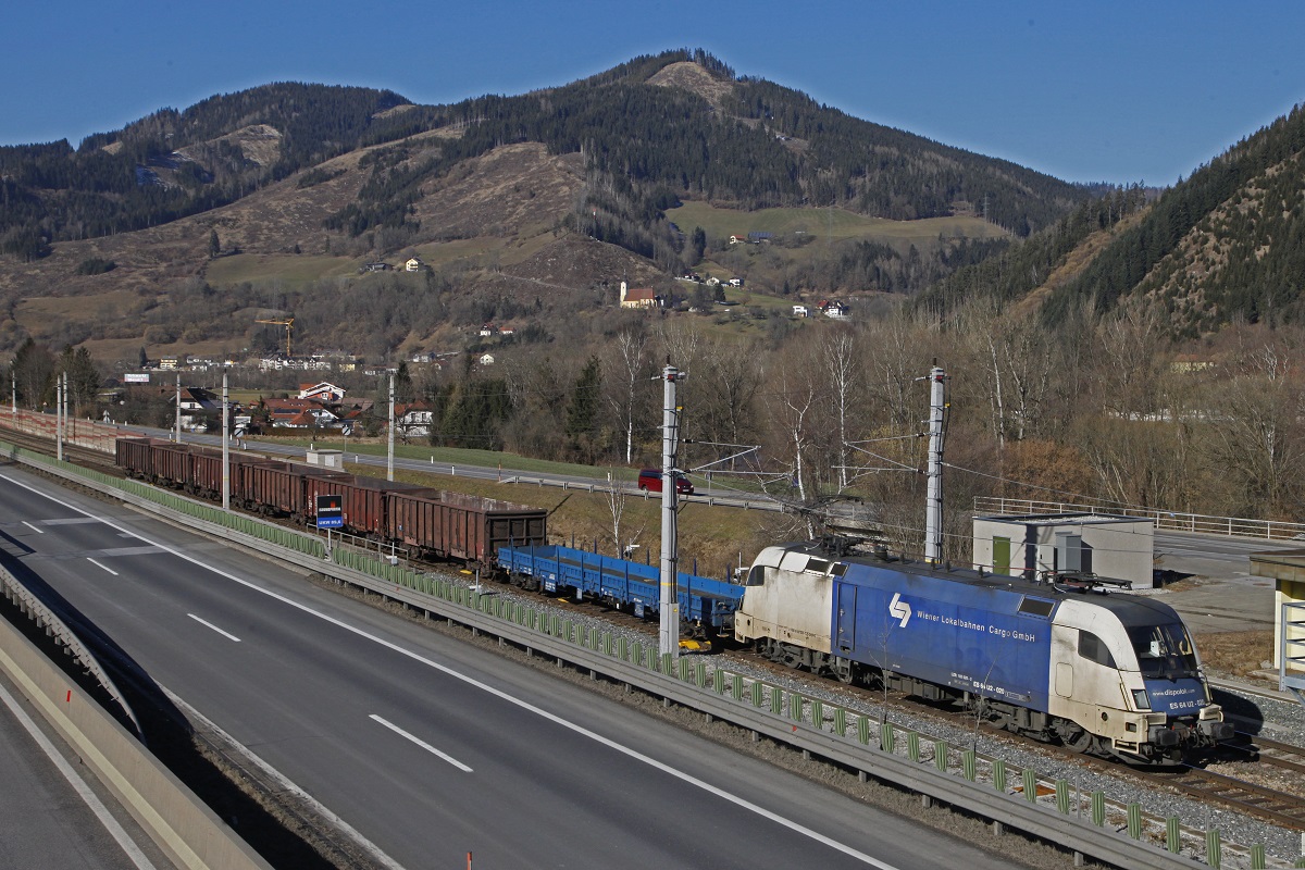 182 520 mit Güterzug in Oberaich am 29.01.2018.