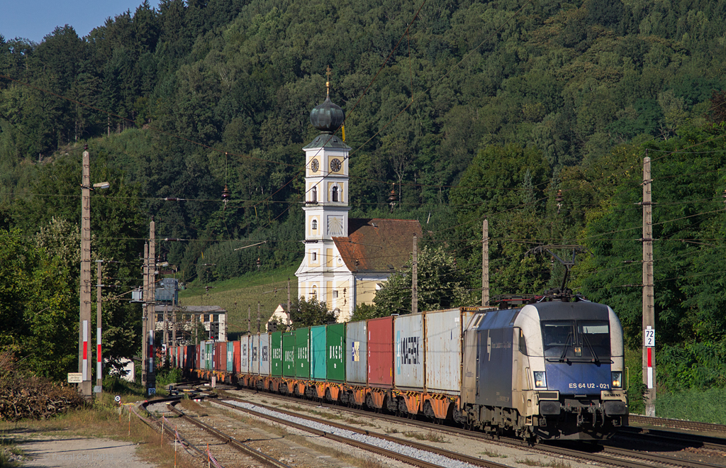 182 521-5 - angemietet durch die WLB Cargo - durchfuhr am 5. September 2013 mit einem Containerzug den Bahnhof von Wernstein in Richtung Schrding.