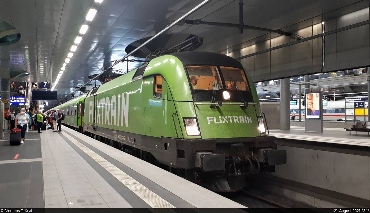 182 521-5 (Siemens ES64U2-021) ist überpünktlich im Endbahnhof Berlin Hbf (tief) auf Gleis 7 eingetroffen.

🧰 Mitsui Rail Capital Europe GmbH (MRCE), vermietet an die Netzwerkbahn Sachsen GmbH (NeS) für Flixtrain GmbH
🚝 FLX32612 (FLX10) Stuttgart Hbf–Berlin Hbf (tief)
🕓 21.8.2021 | 13:16 Uhr

(Smartphone-Aufnahme)