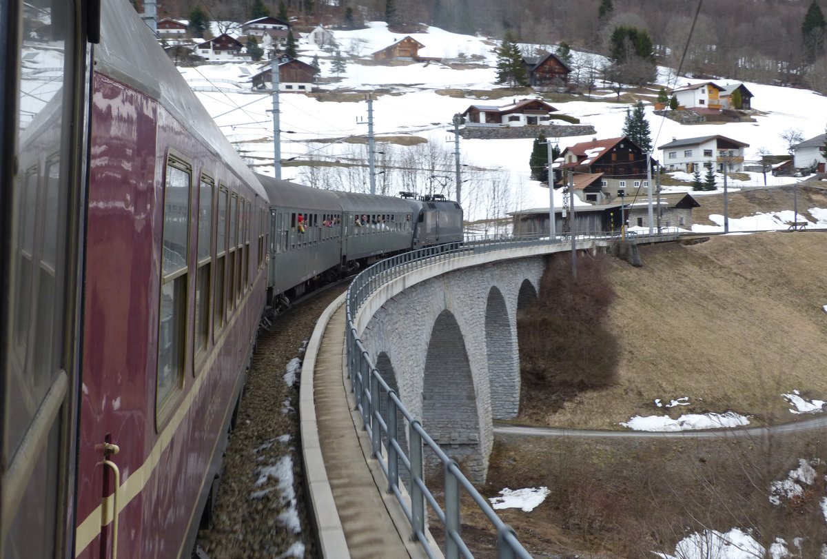 182 521 als Schublok an dem UEF Sonderzug am 10.3.18 in Dalaas in Vorarlberg.