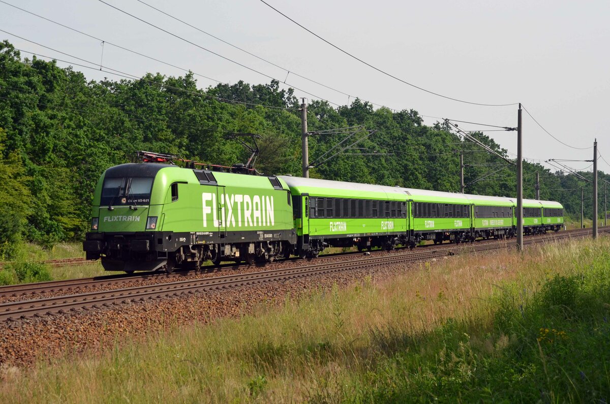 182 521 bespannte am 19.06.21 den sonntäglichen FLX 32613 von Berlin nach Stuttgart. Hier passiert der Taurus auf dem Weg Richtung Halle(S) Burgkemnitz.