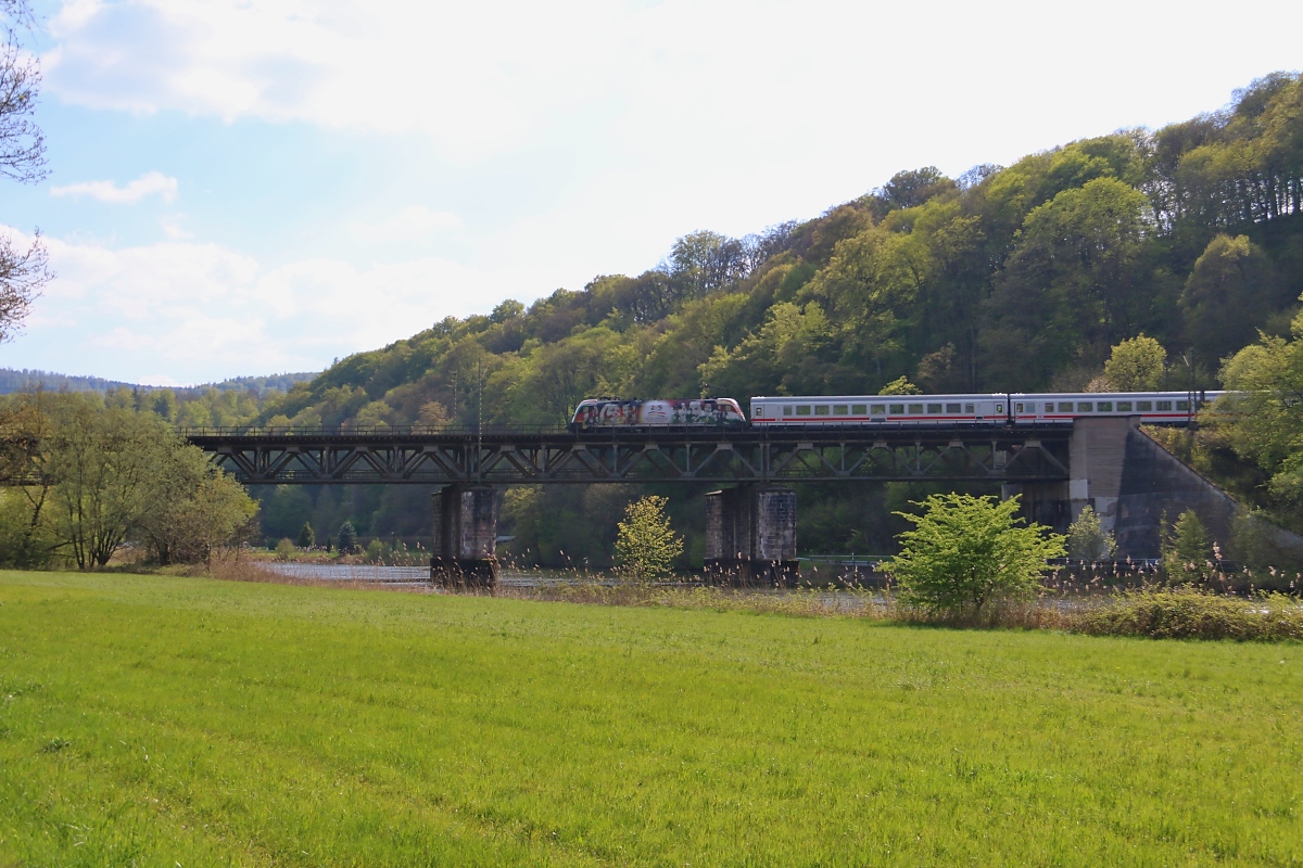 182 521 (ES 64 U2-021) bespannte am 01.05.2016 den IC Königsee in Richtung Göttingen als Umleiter. Aufgenommen an der Werra-Brücke bei Laubach zwischen Hedemünden und Hann. Münden.
