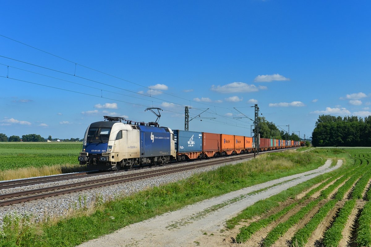 182 521 mit einem Containerzug am 01.07.2013 bei Langenisarhofen.