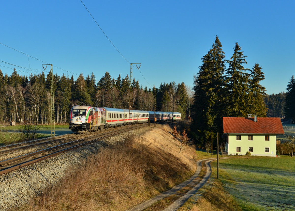 182 521 mit IC 2082 am 24.12.2015 bei Ufering. 