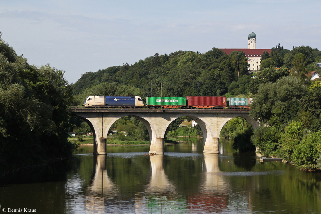 182 521 berquert mit einem Containerzug am 07.08.2013 die Vils in Vilshofen.