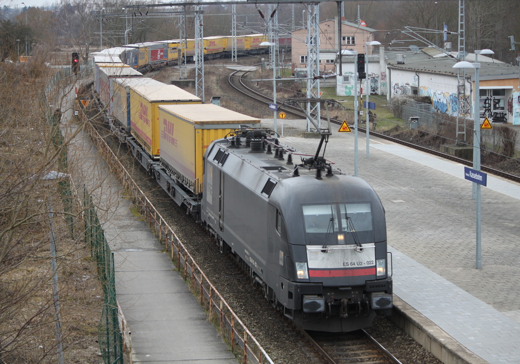 182 522-3 mit KLV-Zug von Verona nach Rostock-Seehafen bei der Durchfahrt im Haltepunkt Rostock-Kassebohm.25.02.2017
