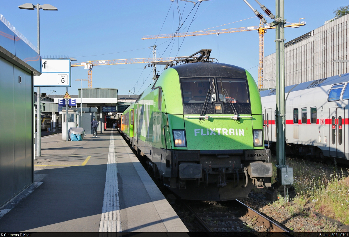 182 522-3 (Siemens ES64U2-022) steht als Flixtrain im Startbahnhof Stuttgart Hbf auf Gleis 5.

🧰 Mitsui Rail Capital Europe GmbH (MRCE), vermietet an die Netzwerkbahn Sachsen GmbH (NeS) für Flixtrain GmbH
🚝 FLX32612 (FLX10) Stuttgart Hbf–Berlin Hbf (tief)
🕓 15.6.2021 | 7:14 Uhr