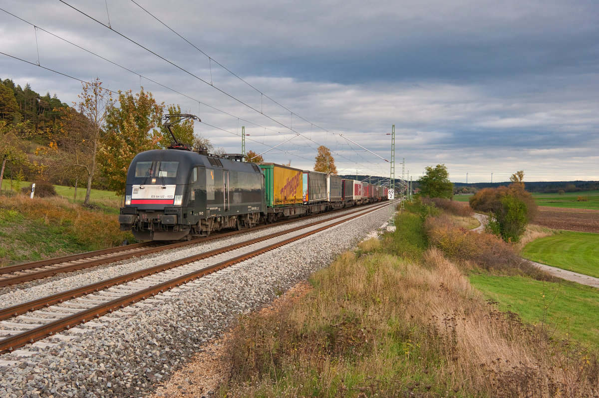182 522 MRCE/TXL mit einem KLV-Zug bei Oberdachstetten Richtung Würzburg, 16.10.2019