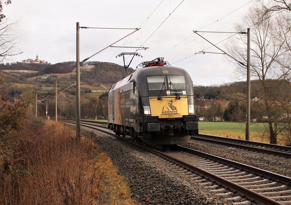 182 523  Kaiser 100  fuhr am 29.12.20 durch Kahla. Im Hintergrund sieht man die Leuchtenburg.