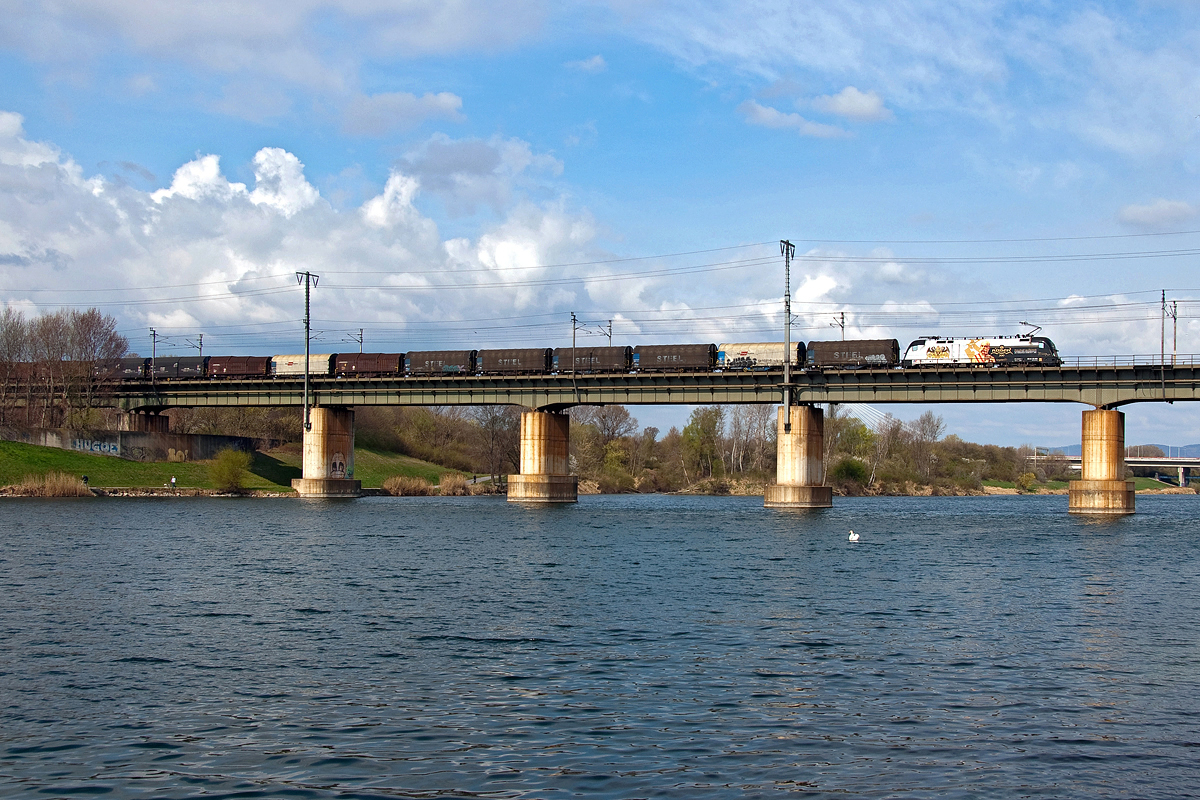182 523  Kaiser Franz Josef , war am 12.04.2015 auf der Brücke über die neue Donau in Wien in Richtung Norden unterwegs. 