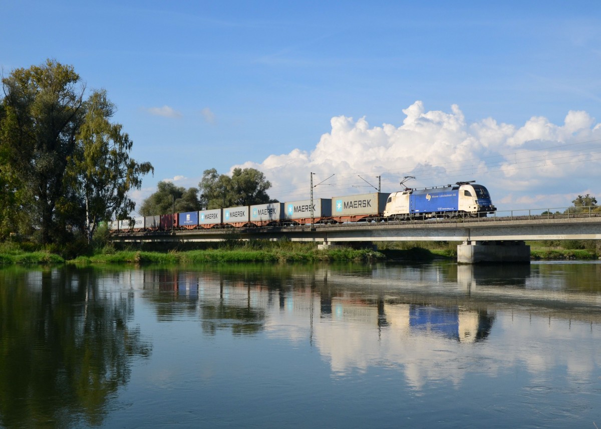 182 523 mit einem Containerzug am 16.09.2014 auf der Isarbrücke bei Plattling.