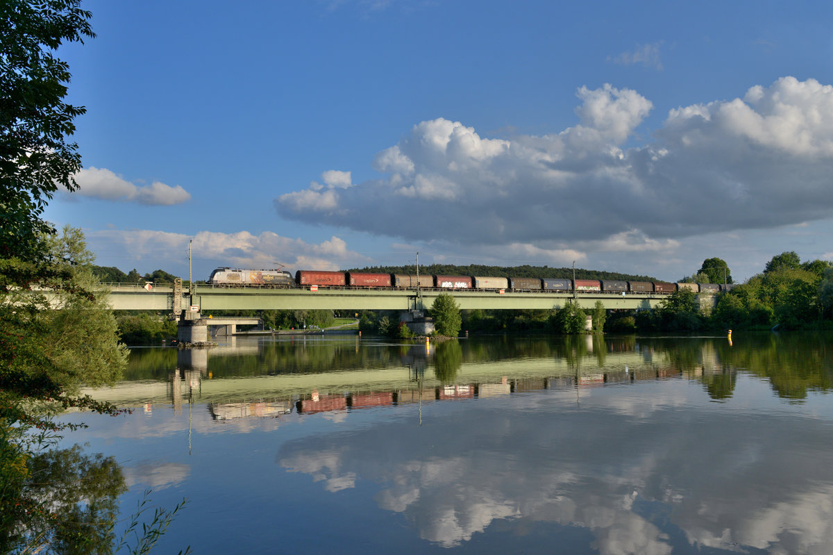 182 523 mit einem Stahlzug am 10.08.2016 auf der Donaubrücke bei Poikam.