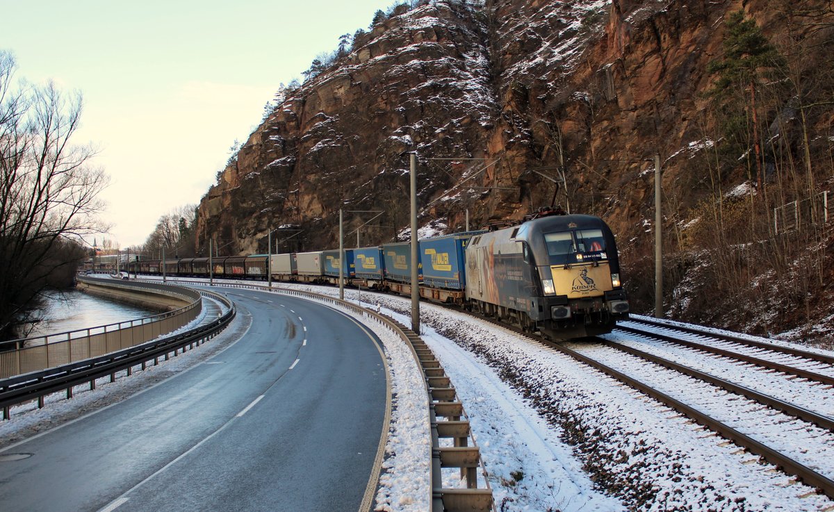 182 523 (MRCE)  Kaiser Franz Joseph von Österreich  (46705) ist am 21.01.18 zwischen Saalfeld/Saale und Obernitz zu sehen.