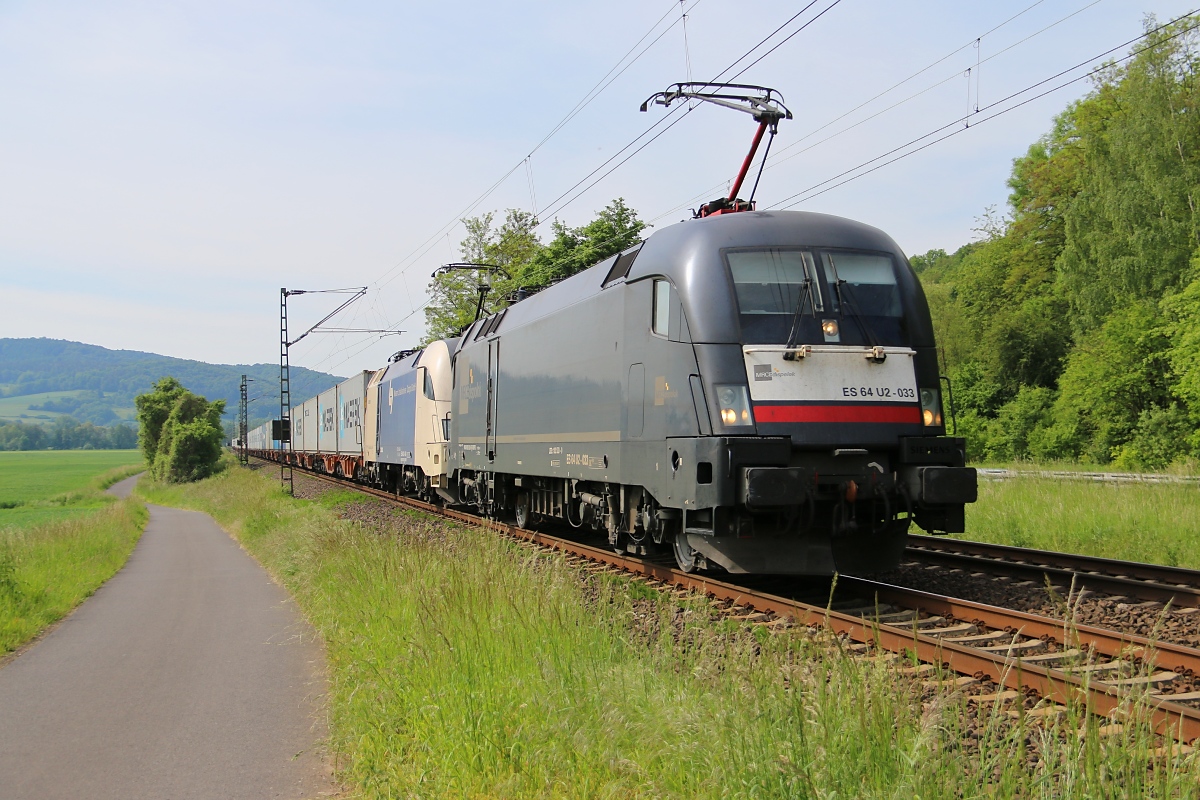 182 524 (ES 64 U2-024) der WLC mit 182 533 (ES 64 U2-033) als Vorspann-Lok und Containerzug in Fahrtrichtung Norden. Aufgenommen zwischen Wehretal-Reichensachsen und Eschwege West am 21.05.2014.