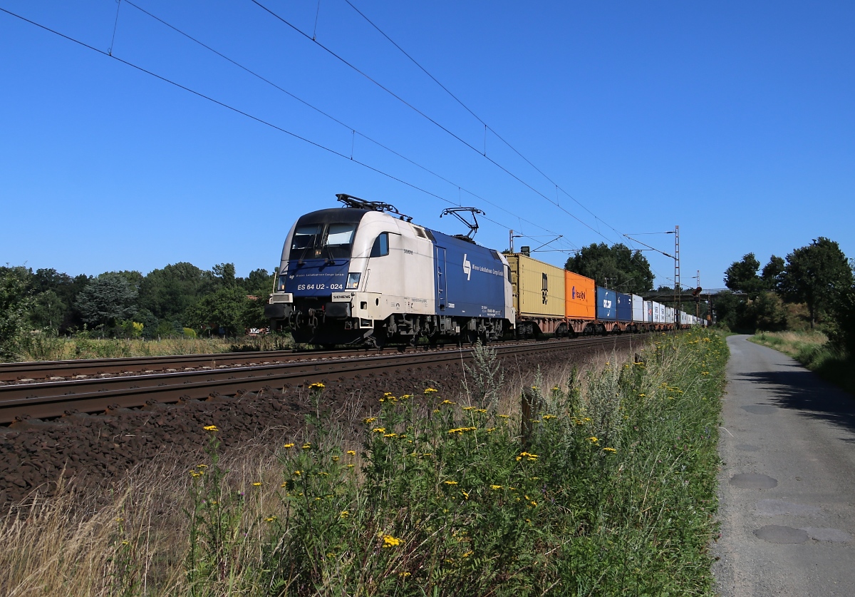182 524 (ES 64 U2-024) mit Containerzug in Fahrtrichtung Süden. Aufgenommen am 23.07.2014 bei Eystrup.
