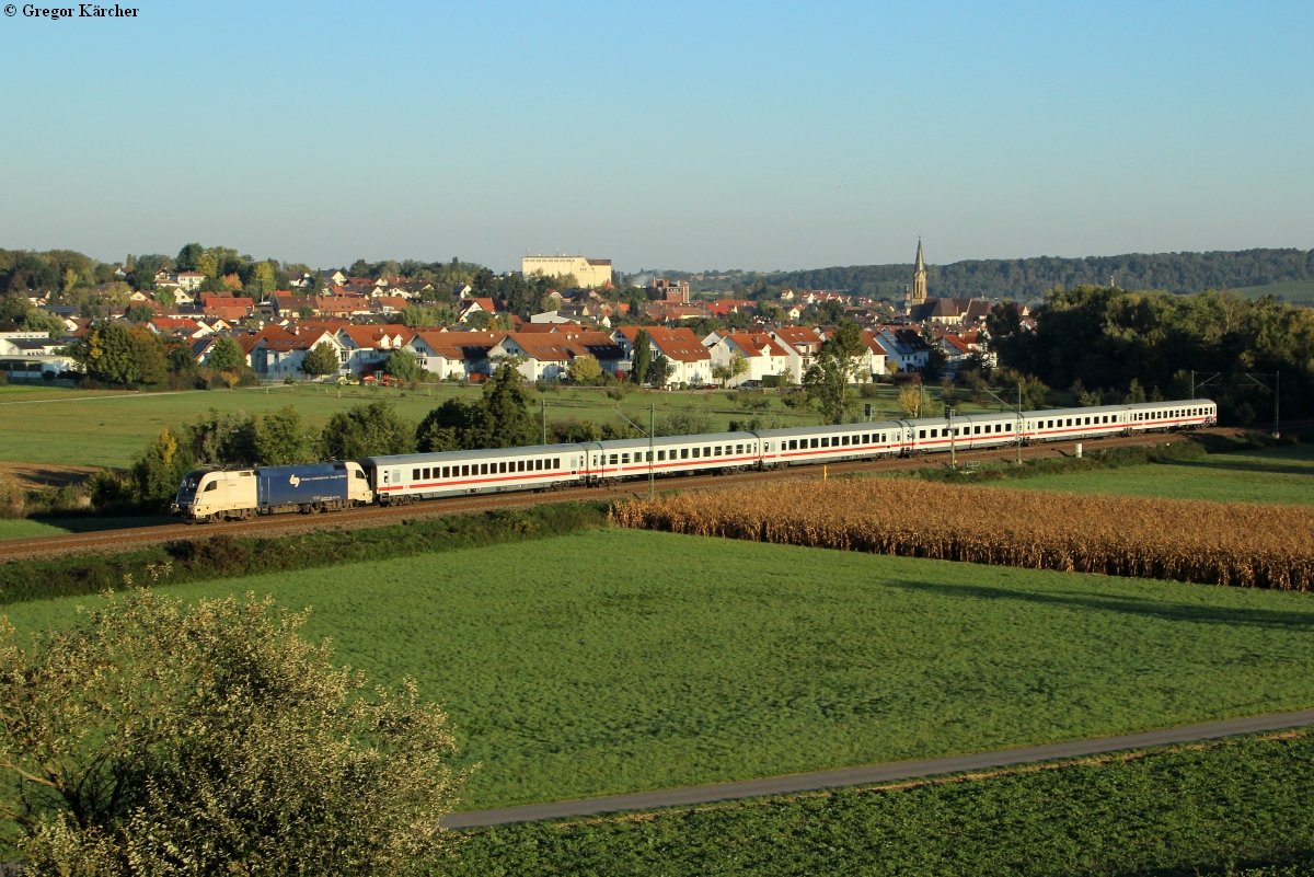 182 524 mit dem IC 2053 (Saarbrücken-Stuttgart) im ersten Tageslicht bei Heidelsheim, 02.10.2015.