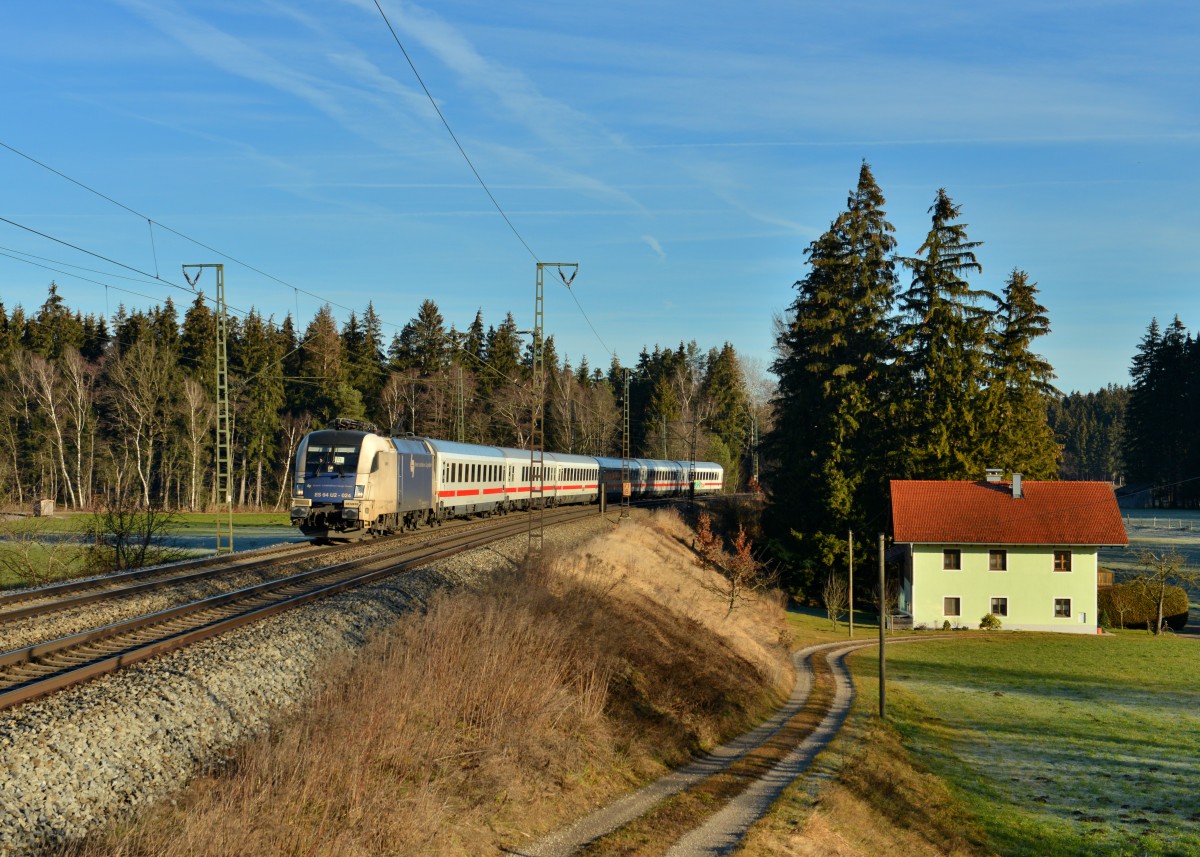 182 524 mit IC 2082 am 26.12.2015 bei Ufering. 