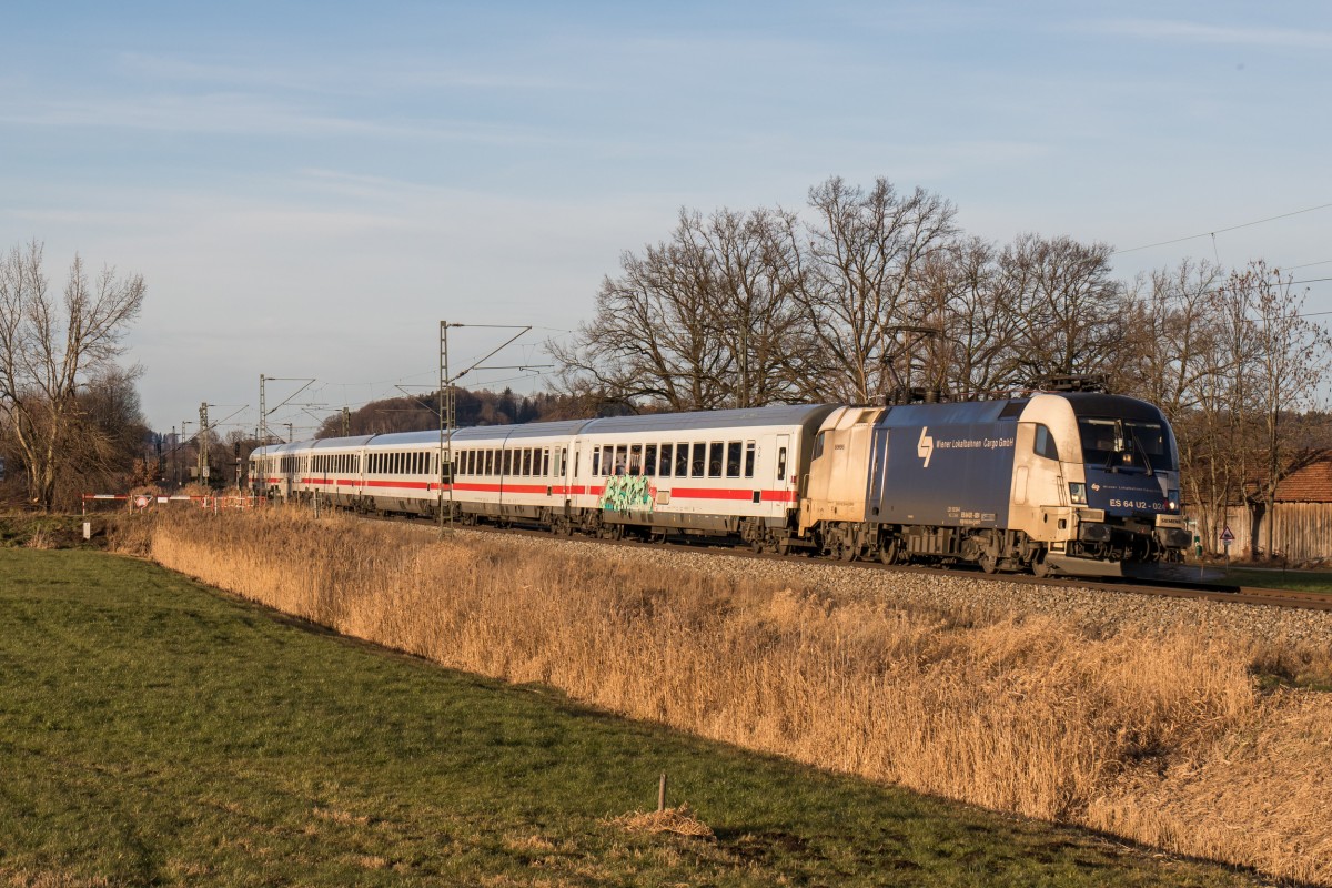 182 524 der Wiener Lokalbahnen Cargo mit dem IC 2083  Königsee  am 25. Dezember 2015 bei Weisham.