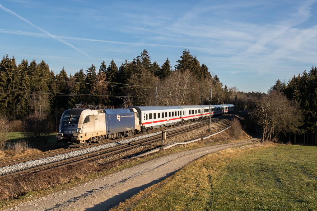 182 524 der Wiener Lokalbahnen Cargo mit dem IC 2082  Königsee  am 26. Dezember 2015 bei Grabenstätt.