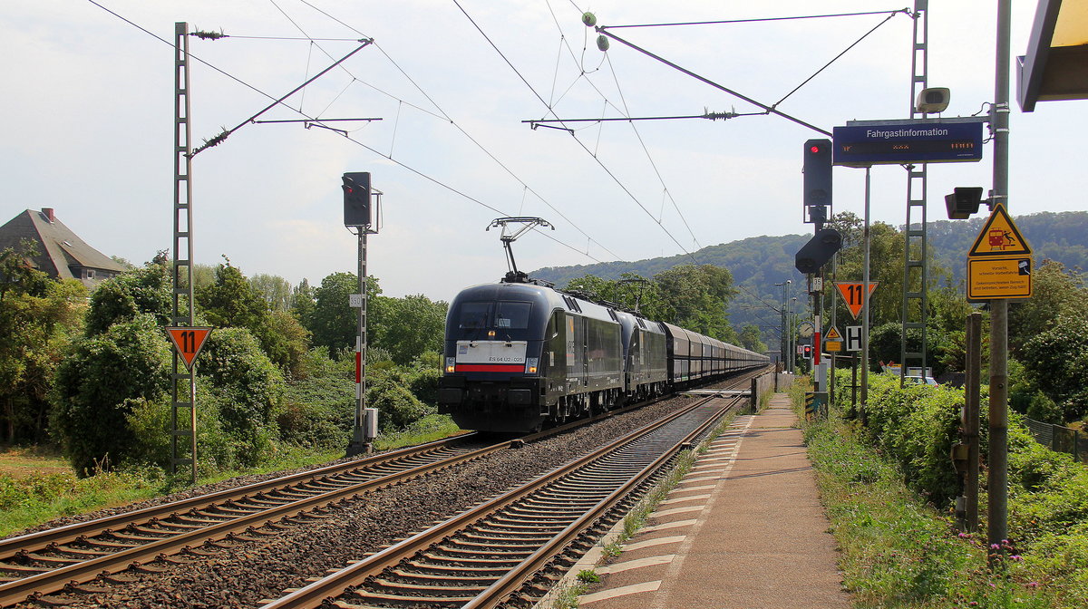 182 525-6 und 182 527-2 beide von MRCE/NIAG kommen mit einem  Kohlenleerzug aus Heilbronn(D) nach Moers(Gbf)(D) und kammen aus Richtung Koblenz und fuhren durch Namedy in Richtung Bonn,Köln.
Aufgenommen vom Bahnsteig 2 in Namedy. 
Bei Sommerwetter am Mittag vom 17.8.2018.