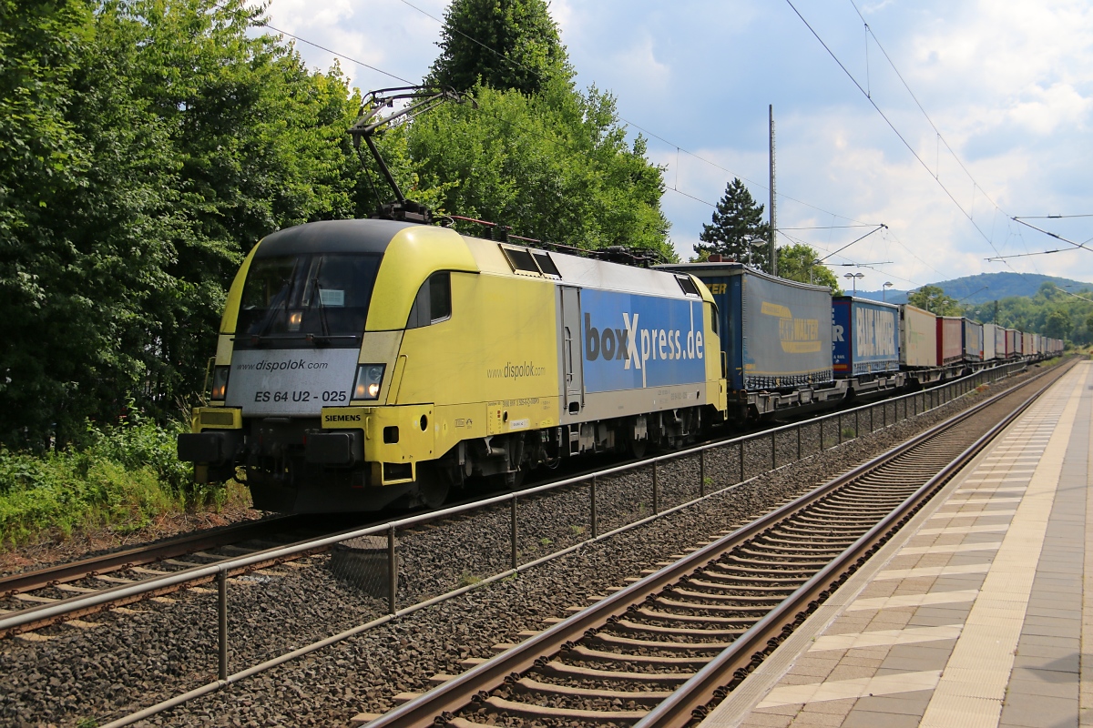 182 525-6 (ES 64 U2-025) mit Containerzug in Fahrtrichtung Norden. Aufgenommen am 26.06.2014 in Wehretal-Reichensachsen.