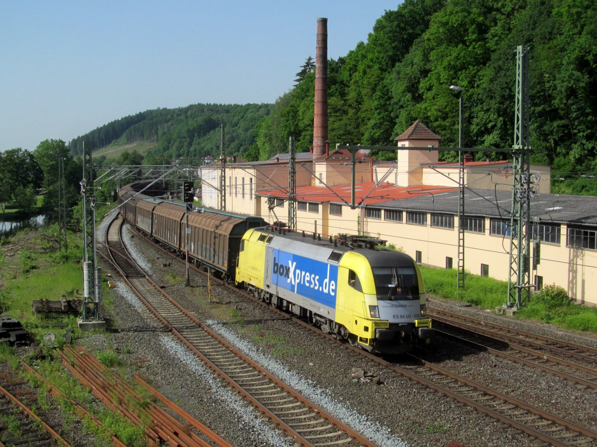 182 525 von BoxXpress zieht am 22. Mai 2014 einen H-Wagenzug durch Kronach in Richtung Saalfeld.
