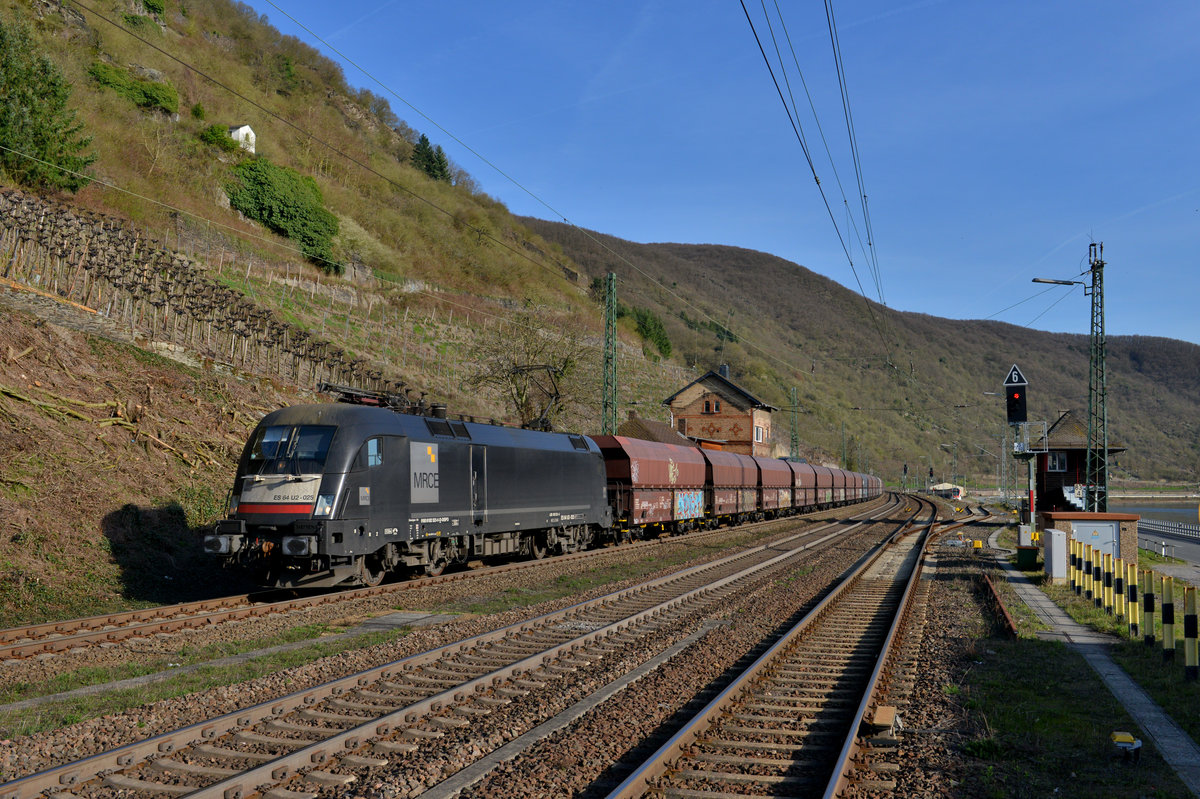 182 525 mit einem Kohlezug am 25.03.2017 bei Kaub. 