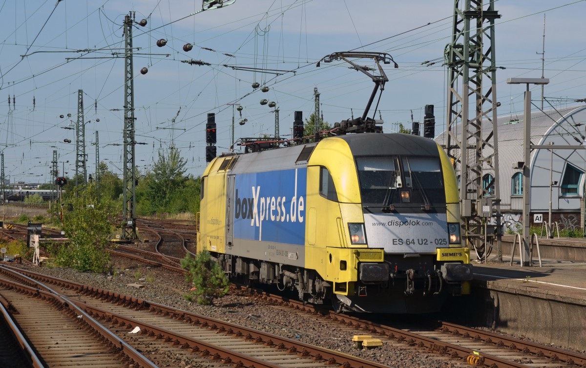 182 525 rangiert zur Abstellung am 04.07.14 ins Vorfeld von Hamburg-Altona. Sie brachte einen HKX nach Altona.