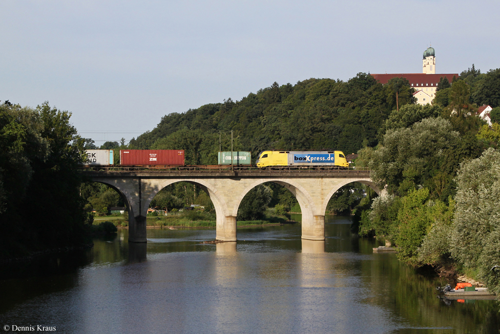 182 525 berquert mit einem Containerzug am 07.08.2013 die Vils in Vilshofen.