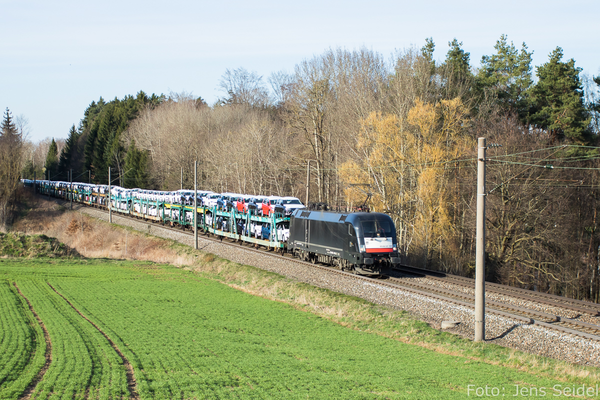 182 526 mit einem Autozug am 25.03.2017 bei Ratzenwinden in der Nähe von Ansbach.