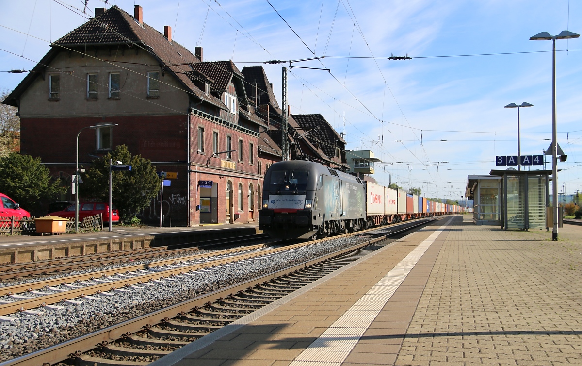 182 527-2 (ES 64 U2-027) mit Containerzug in Fahrtrichtung Süden. Aufgenommen am 17.04.2014 in Eichenberg.