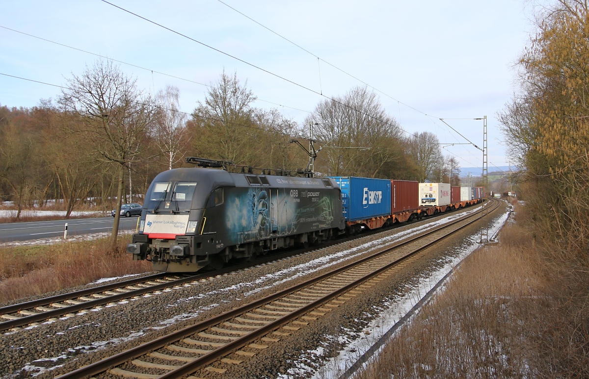 182 527 (ES 64 U2-027) mit Containerzug in Fahrtrichtung Süden. Aufgenommen am 02.02.2014 in Wehretal-Reichensachsen.