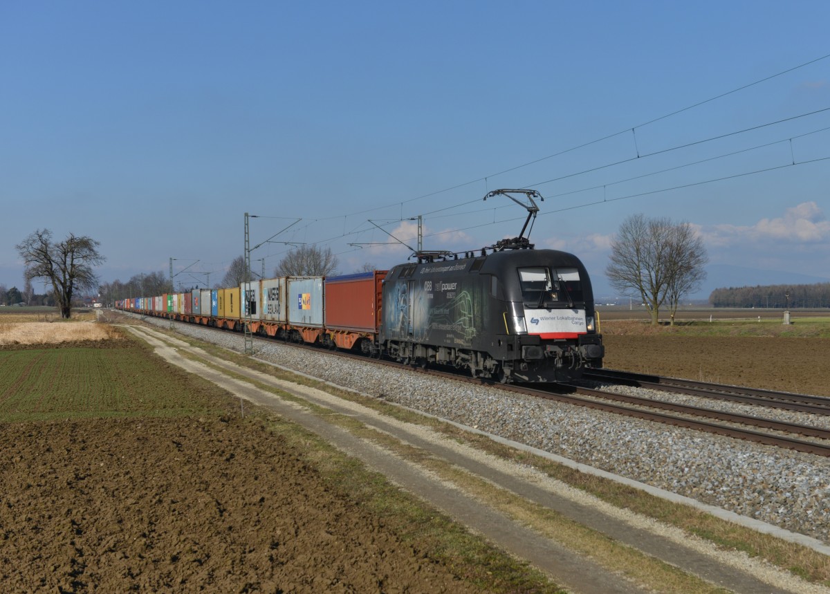 182 527 mit einem Containerzug am 23.02.2014 bei Langenisarhofen.