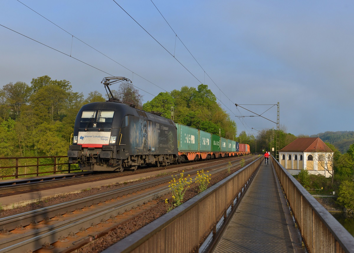 182 527 mit einem Containerzug am 23.04.2014 bei Regensburg-Prüfening. 