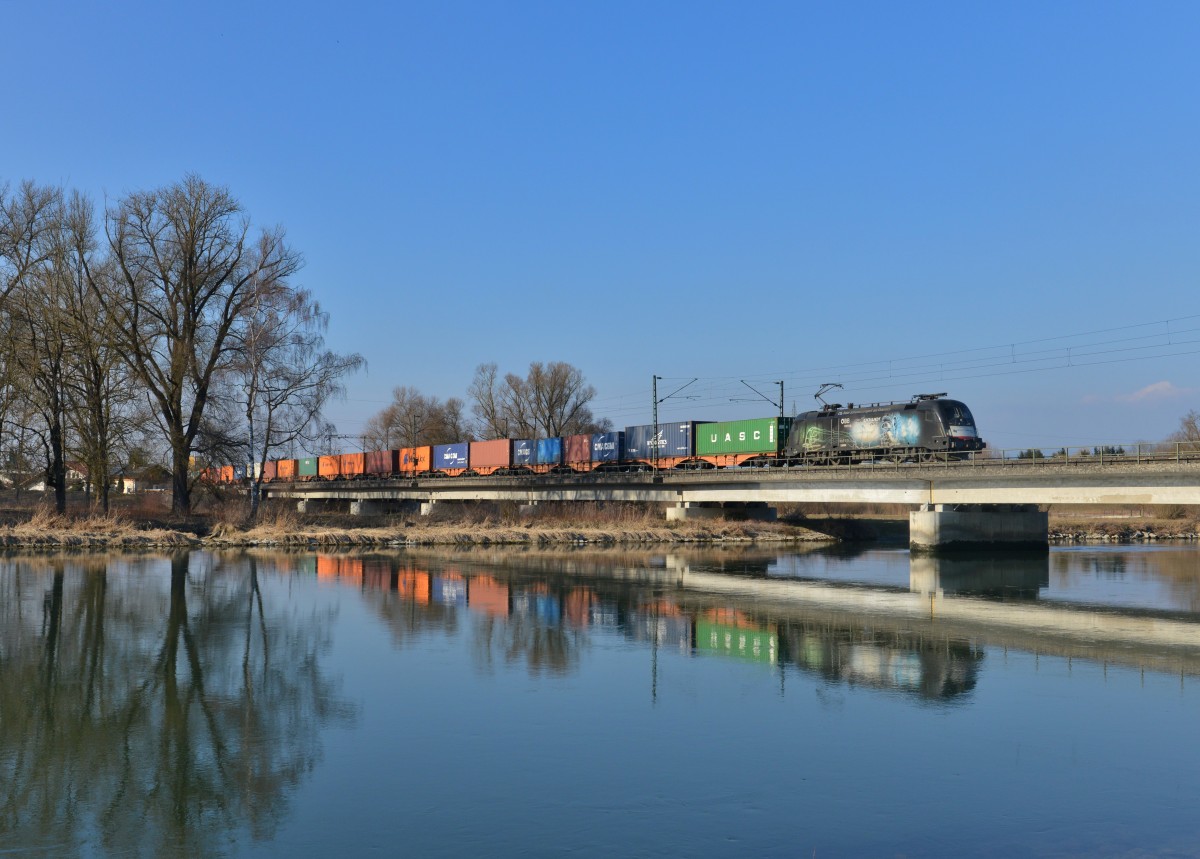 182 527 mit einem Containerzug am 27.02.2015 auf der Isarbrücke bei Plattling. 