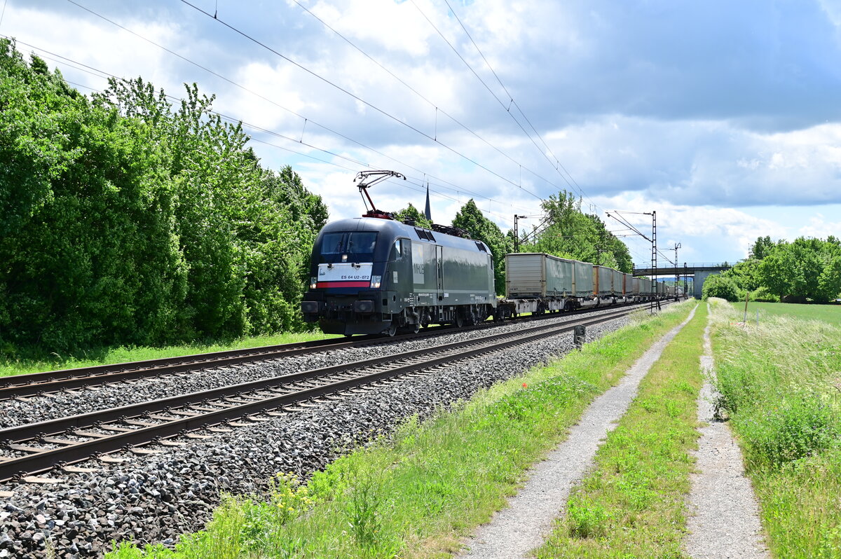 182 527 mit MOVE-Zug gen Karlstadt fahrend in Thüngersheim.24.5.2022