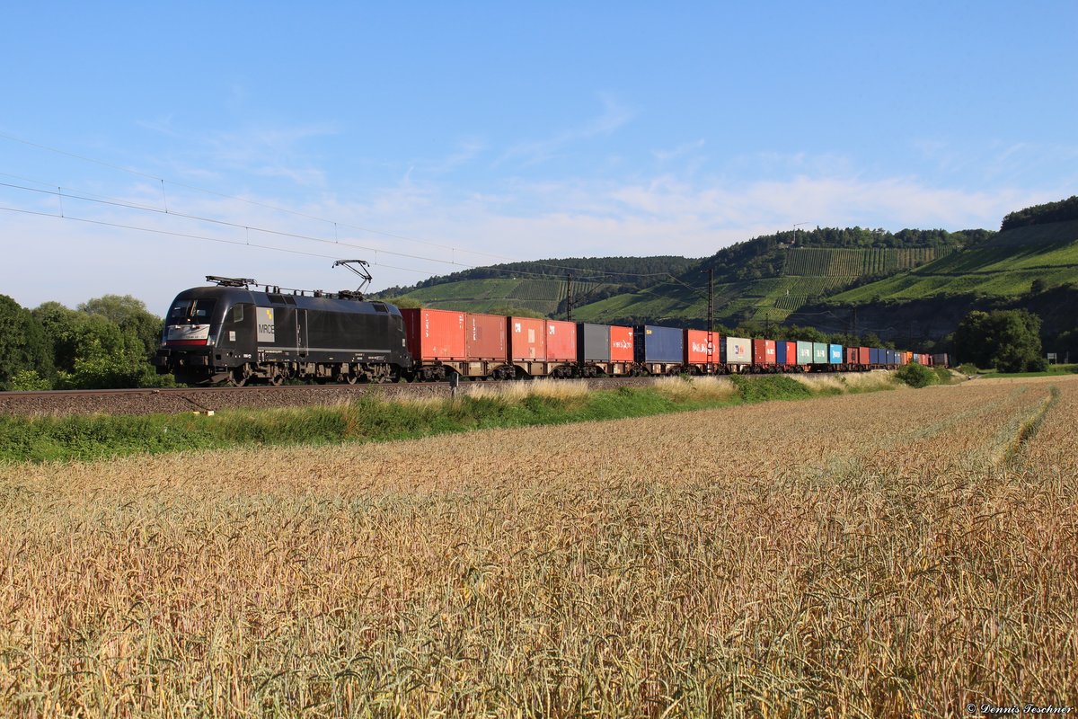 182 527 MRCE mit einem Containerzug bei Himmelstadt am 21.06.2018
