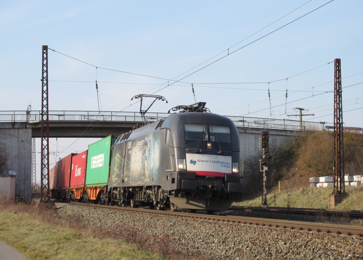 182 527 zieht am 17.M�rz 2015 einen Containerzug durch Retzbach-Zellingen in Richtung W�rzburg.