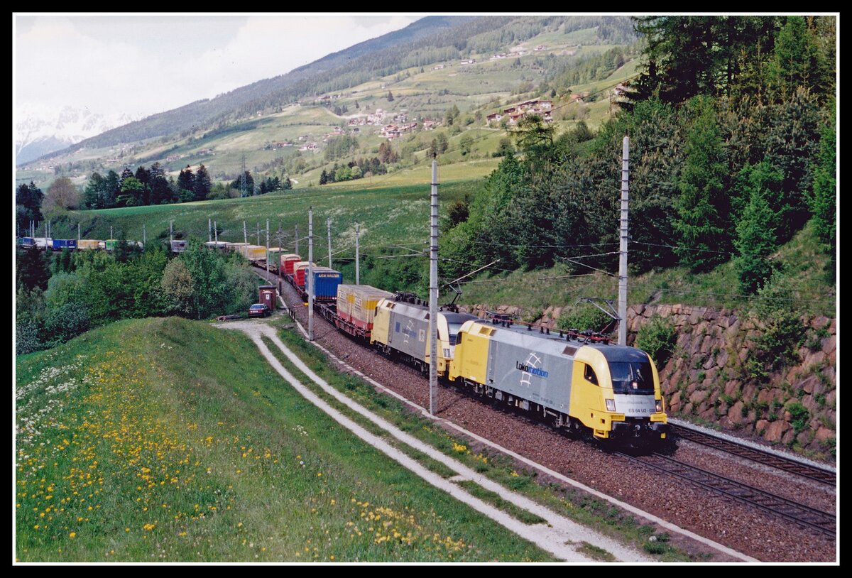 182 528 + 182 501 mit Güterzug bei Martrei am 19.05.2004.