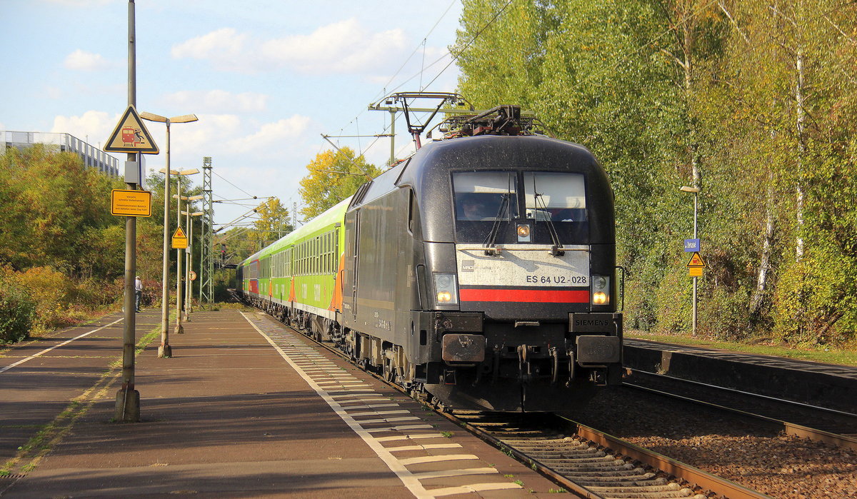 182 528-0 von MRCE kommt mit dem Flixtrain aus Köln-Hbf nach Linz-am Rhein) und kamm aus Richtung Köln-Gremberg und fährt durch Bonn-Oberkassel in Richtung Bad-Honnef-am-Rhein.
Aufgenommen vom Bahnsteig von Bonn-Oberkassel an der rechten Rheinstrecke. 
Bei Sommerwetter im Oktober am 6.10.2018.