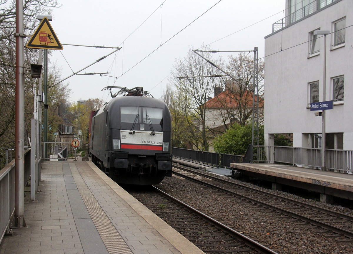 182 528-0 von MRCE/Crossrail kommt aus Richtung Aachen-West mit einem Containerzug aus Zeebrugge-Ramskapelle(B) nach Ludwigshafen-BASF(D) und fährt durch Aachen-Schanz in Richtung Aachen-Hbf,Aachen-Rothe-Erde,Stolberg-Hbf(Rheinland)Eschweiler-Hbf,Langerwehe,Düren,Merzenich,Buir,Horrem,Kerpen-Köln-Ehrenfeld,Köln-West,Köln-Süd. Aufgenommen vom Bahnsteig von Aachen-Schanz. 
Am Morgen vom 4.4.2019.